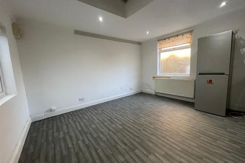 Studio to rent, Whitton Road, Hounslow TW3