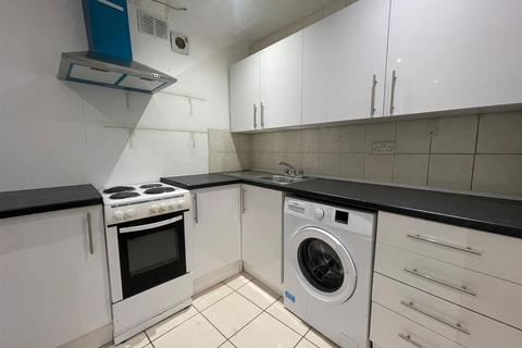 Studio to rent, Whitton Road, Hounslow TW3