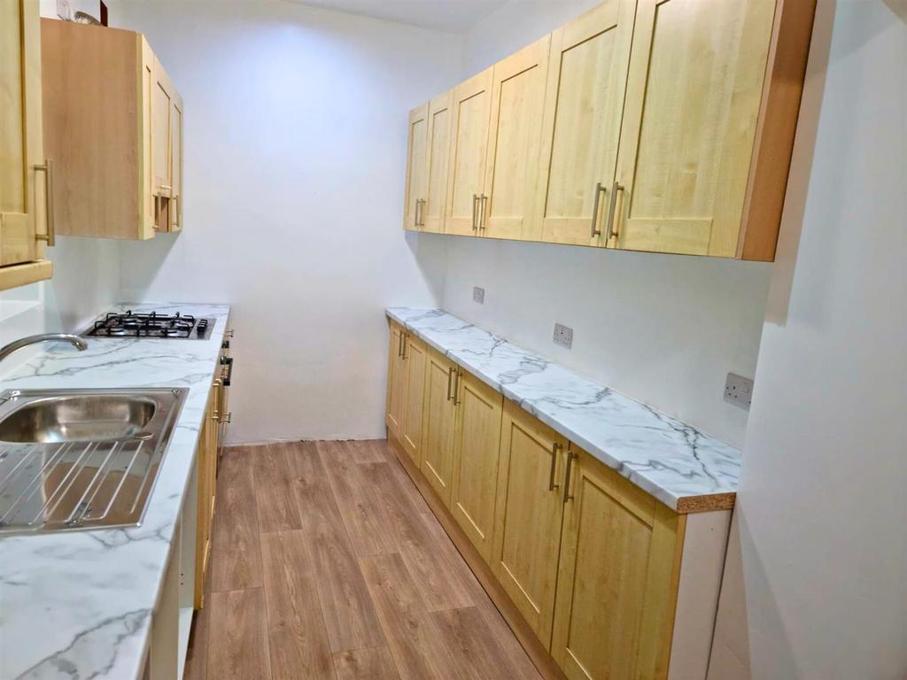 24 Brudenell Mount- Kitchen 2.jpg