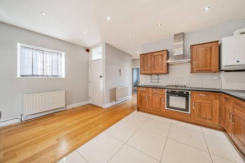 4 bedroom flat to rent, Camden Road, Holloway, London, N7