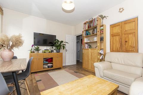 3 bedroom flat to rent, William Bonney Estate, Clapham SW4