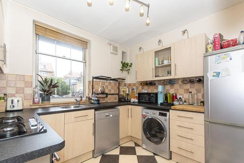 3 bedroom flat to rent, William Bonney Estate, Clapham SW4