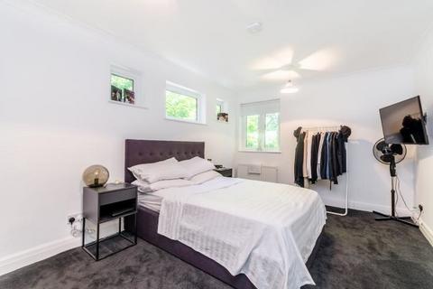 3 bedroom flat for sale, Manor Place, Mavelstone Road, Bromley, BR1