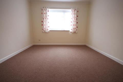 3 bedroom detached bungalow to rent, Ewshot Lane, Farnham GU10