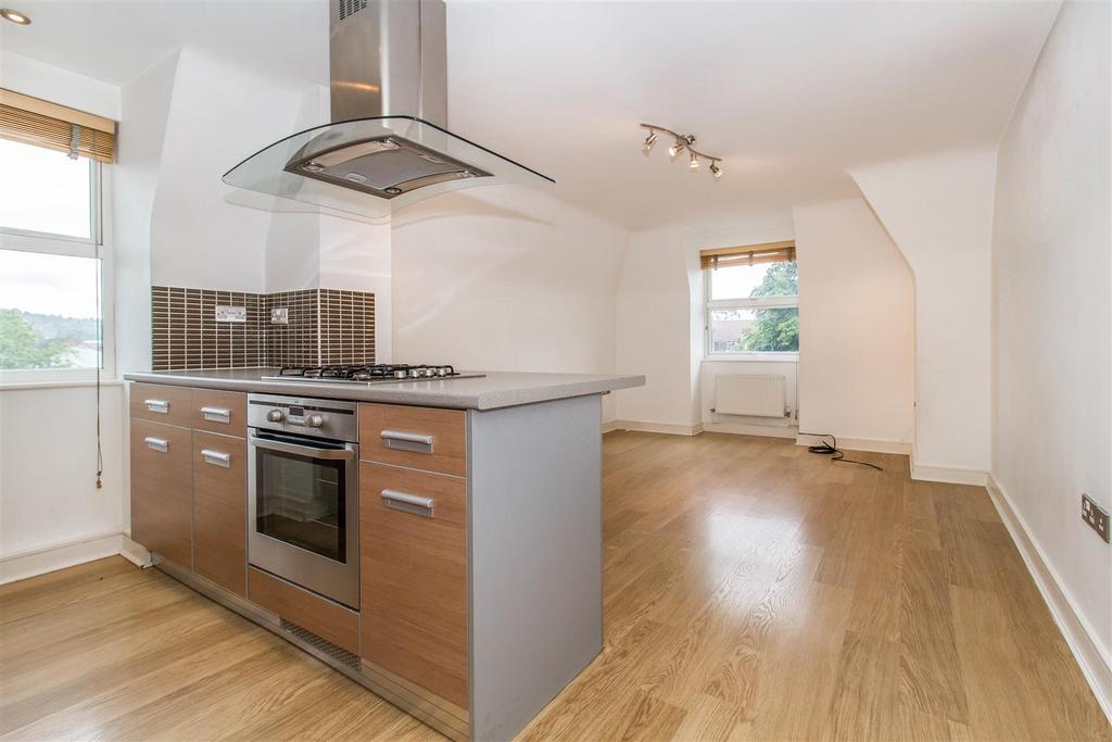 High Road, Loughton 2 bed flat to rent £1,550 pcm (£358 pw)