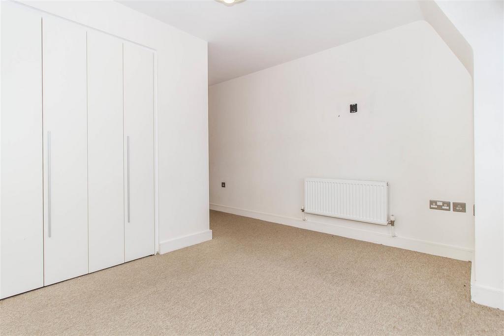 High Road, Loughton 2 bed flat to rent £1,550 pcm (£358 pw)