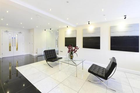 3 bedroom flat to rent, 39 HILL STREET, London, W1J