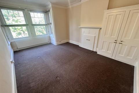 3 bedroom flat to rent, Mountfield Road, London