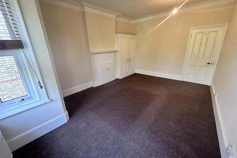 3 bedroom flat to rent, Mountfield Road, London