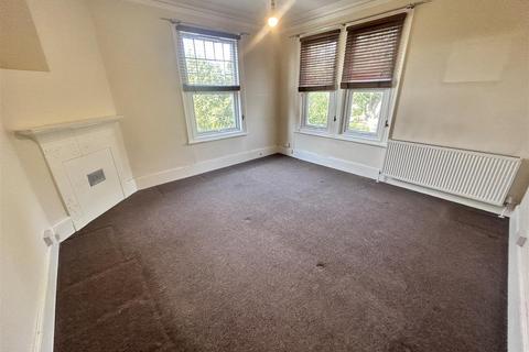 3 bedroom flat to rent, Mountfield Road, London