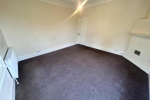 3 bedroom flat to rent, Mountfield Road, London