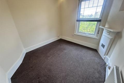 3 bedroom flat to rent, Mountfield Road, London