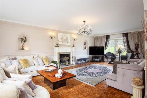 4 bedroom detached house for sale, Shadwell Park Drive, Leeds LS17