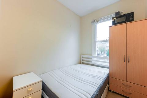 3 bedroom flat to rent, Kendoa Road, Clapham High Street, London, SW4