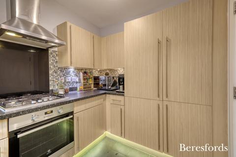 15 Scotspine Lane, Romford, RM3 0FY