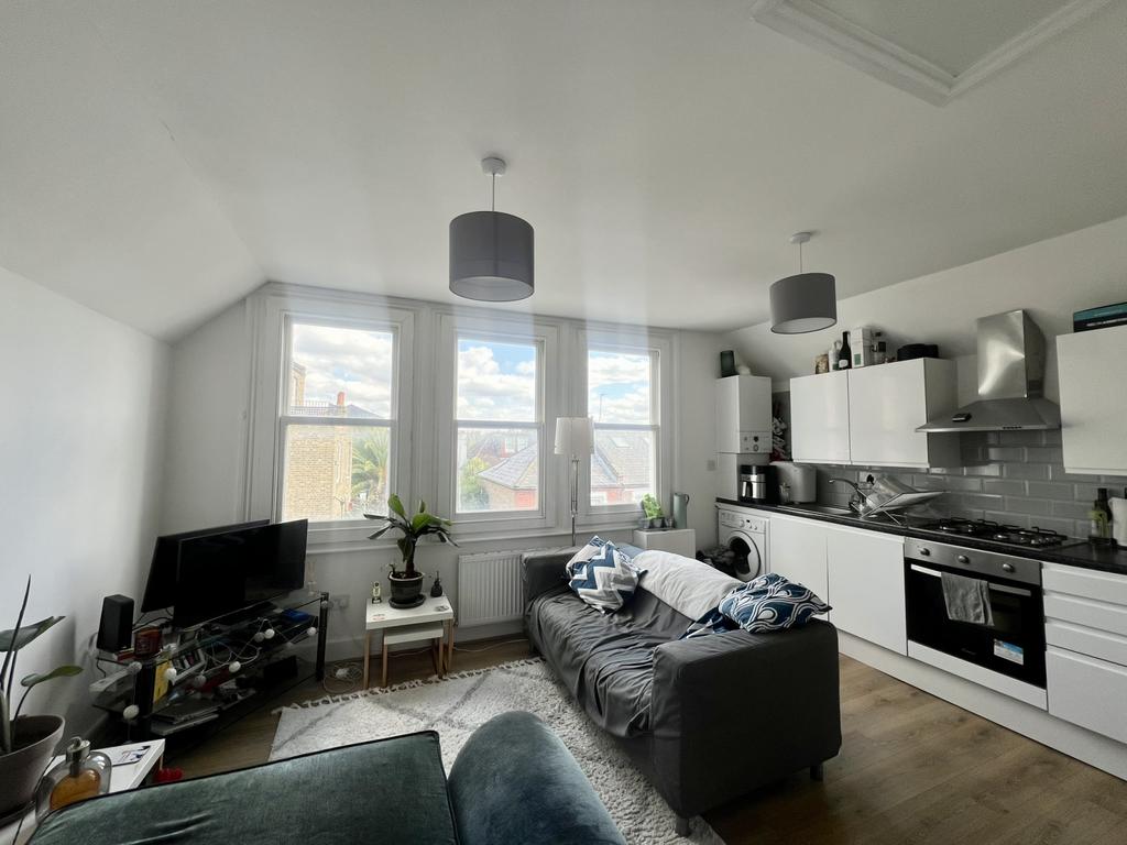 Blandfield Road, Clapham, London... 1 bed flat to rent £1,800 pcm (£