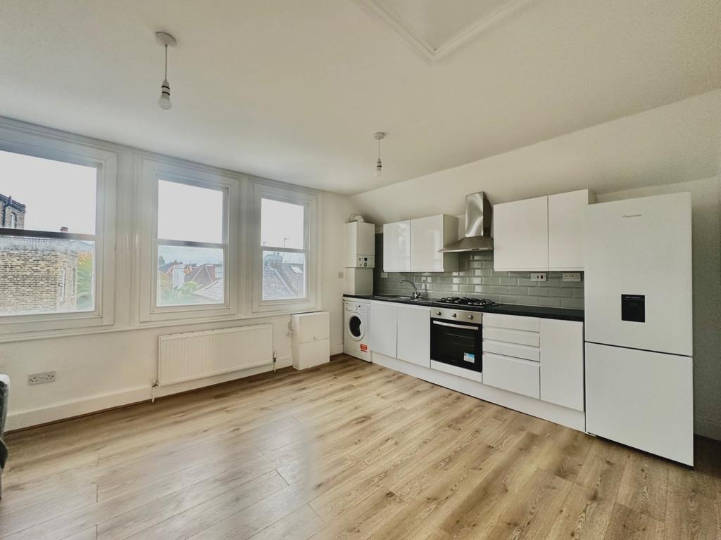 Blandfield Road, Clapham, London... 1 bed flat to rent £1,800 pcm (£