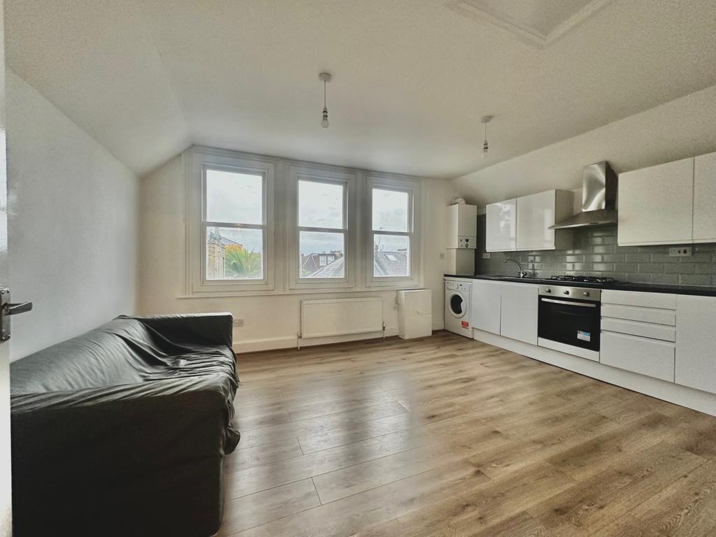 Blandfield Road, Clapham, London... 1 bed flat to rent £1,800 pcm (£