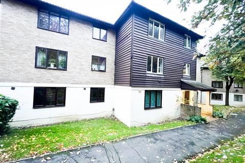 Studio for sale, Fairbairn Close, Purley