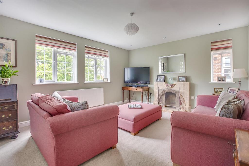 33 Hampden Road, HP13 6 SZ-9.jpg