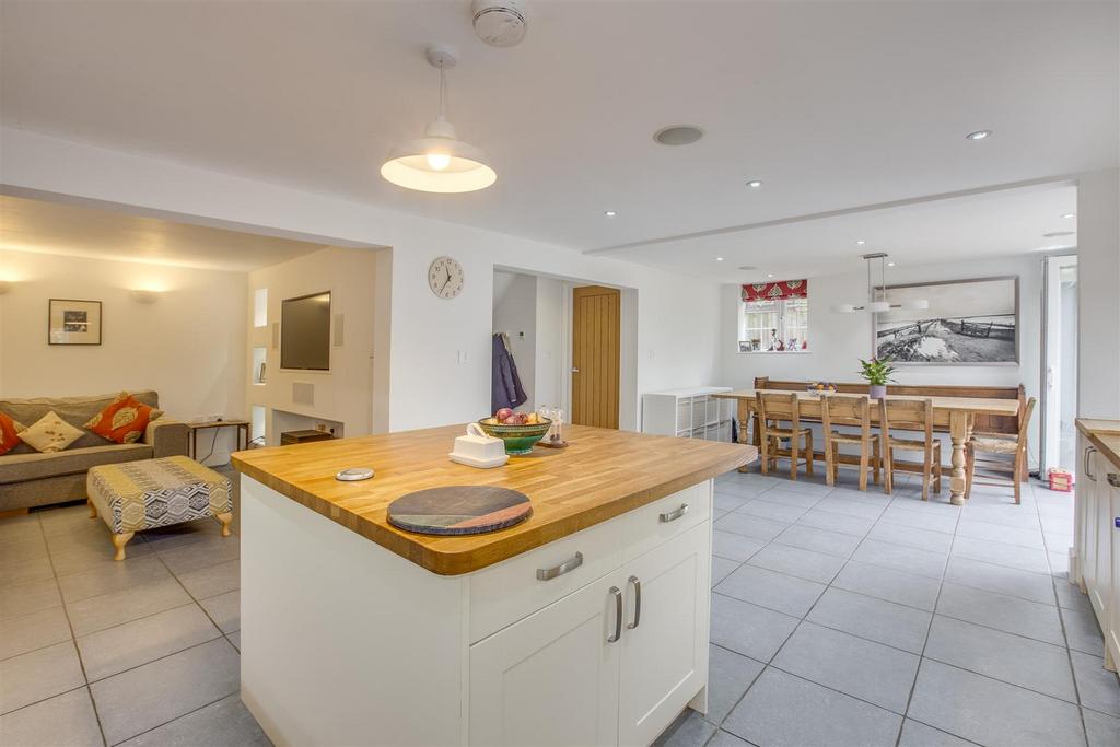 33 Hampden Road, HP13 6 SZ-12.jpg