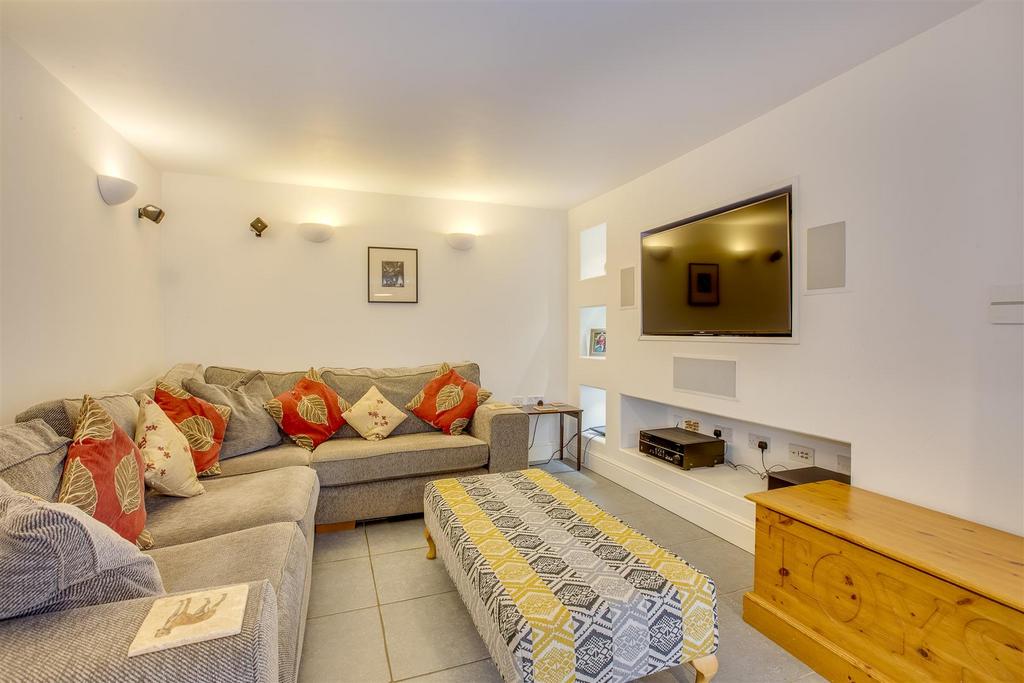 33 Hampden Road, HP13 6 SZ-11.jpg