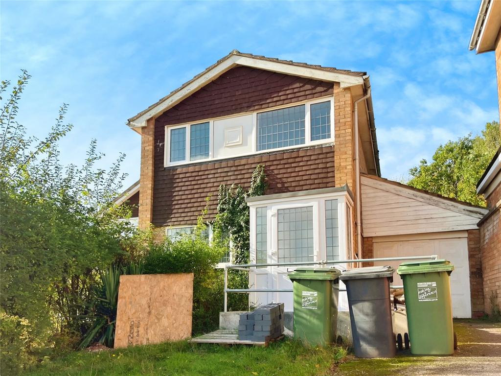 Salford Close, Redditch... 3 bed semidetached house to rent £1,250