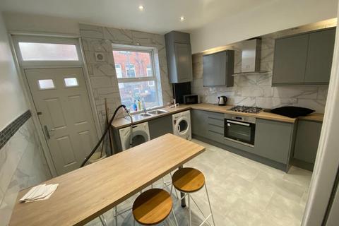 6 bedroom terraced house to rent, Harold Terrace, Hyde Park, Leeds, LS6 1LD