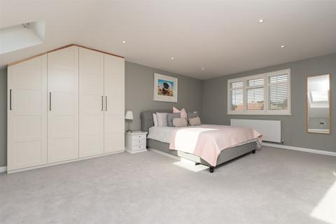 38 Watling Street, Rochester, ME2 3NY