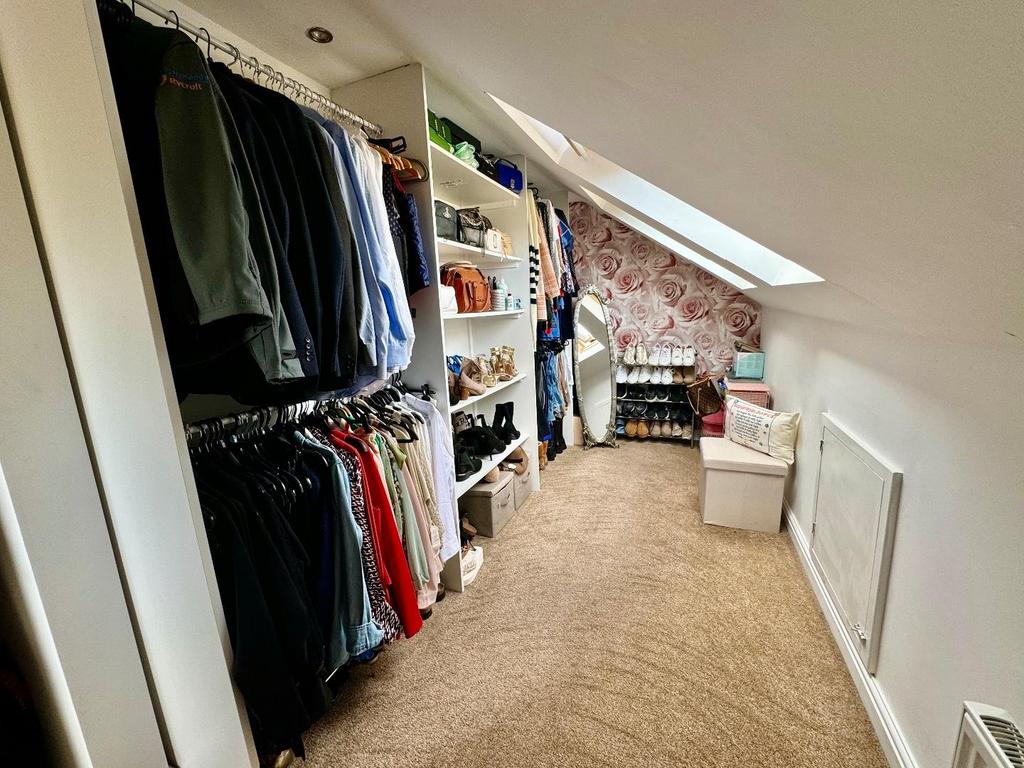 Walk-In Wardrobe/Bedroom