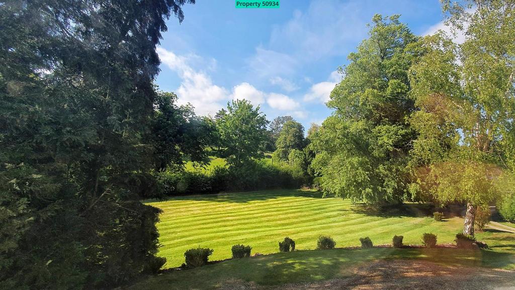 Lawn & uninterrupted views of rolling parkland
