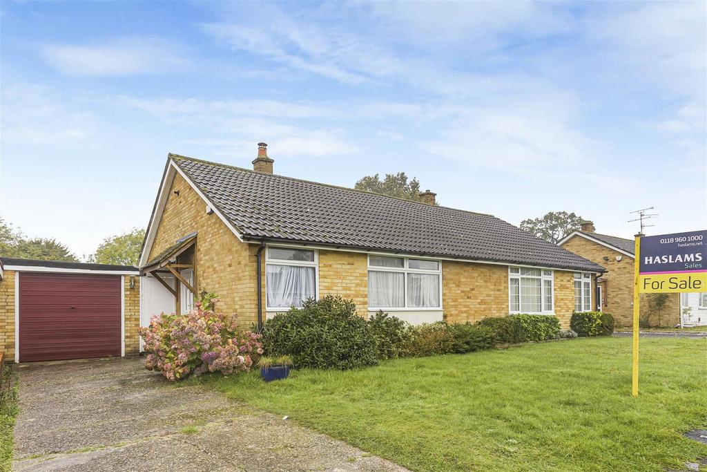 Stoneham Close, Tilehurst, Reading 2 bed semidetached bungalow for