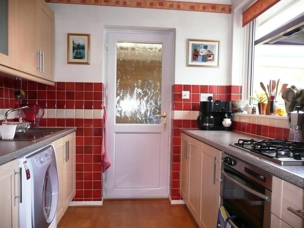 Stoneham Close, Tilehurst, Reading 2 bed semidetached bungalow for
