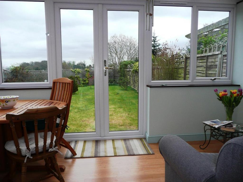 Stoneham Close, Tilehurst, Reading 2 bed semidetached bungalow for