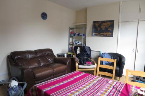 3 bedroom flat to rent, London Road