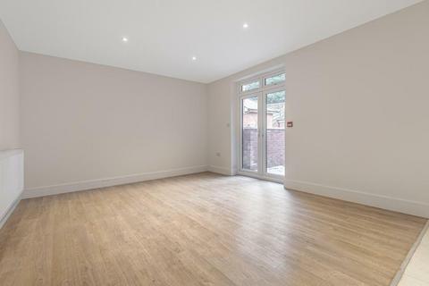 2 bedroom flat to rent, 52 Amersham Hill, High Wycombe HP13