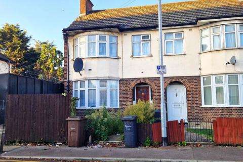 3 bedroom end of terrace house to rent, King Edwards Road, Barking, Essex. IG11 7TS