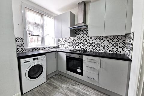 3 bedroom end of terrace house to rent, King Edwards Road, Barking, Essex. IG11 7TS