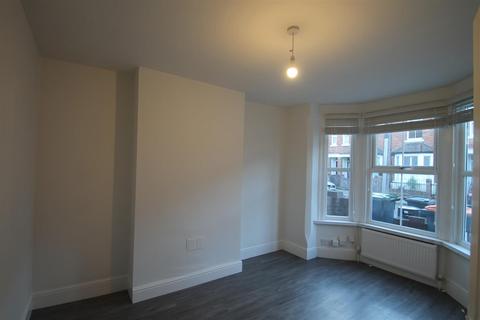 3 bedroom house to rent, Denmark Street, Bedford