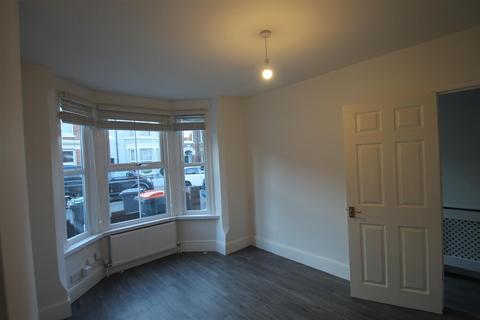 3 bedroom house to rent, Denmark Street, Bedford