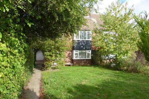 2 bedroom maisonette to rent, Gerrards Close, London