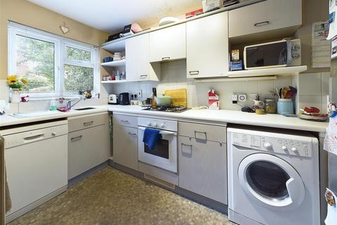 2 bedroom house to rent, Shaw Drive, Walton-On-Thames