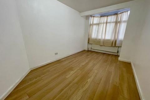 4 bedroom terraced house to rent, Ilford Lane, Ilford IG1