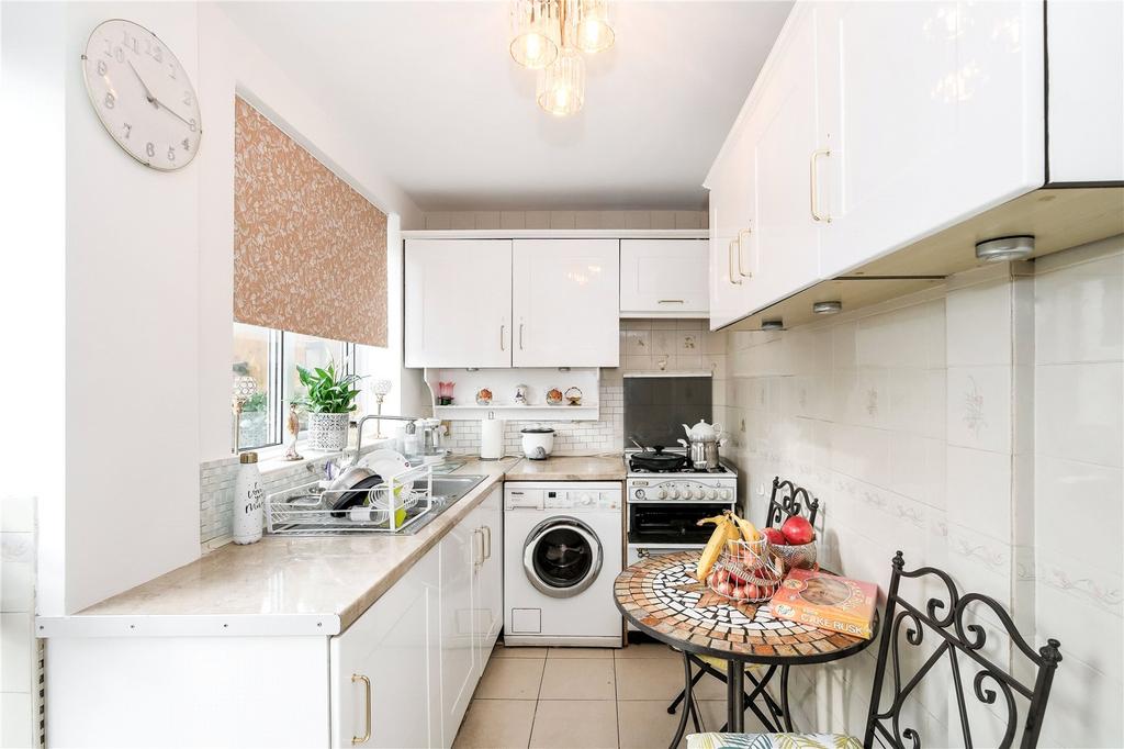 Wood Lane, Dagenham RM8 3 bed terraced house for sale £375,000