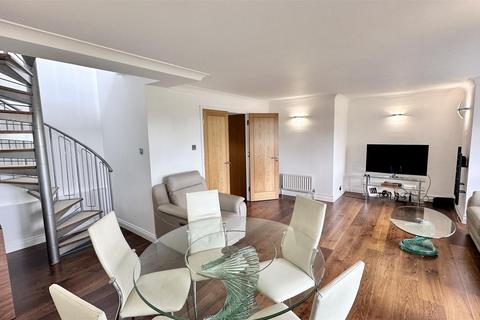 3 bedroom apartment to rent, Admiral Walk, London W9