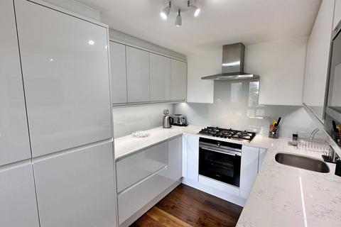 3 bedroom apartment to rent, Admiral Walk, London W9