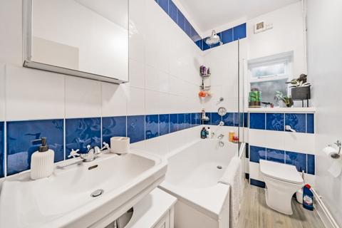 2 bedroom flat to rent, Alberta Street Kennington SE17