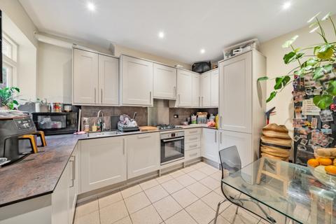 2 bedroom flat to rent, Alberta Street Kennington SE17