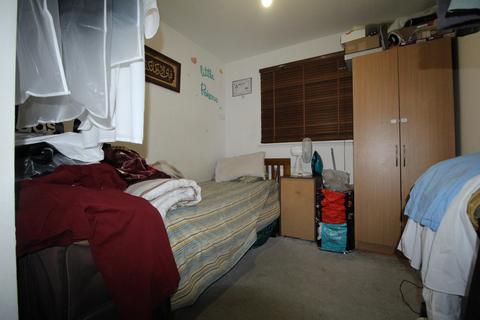 2 bedroom flat to rent, Friars Close, Ilford, Essex, IG1