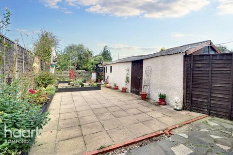 3 bedroom bungalow for sale, Jubilee Avenue, Romford, RM7 9LT